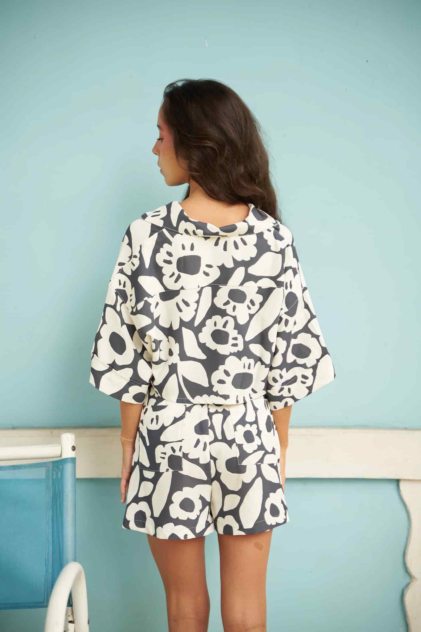UN ABRAZO FLORAL EN EL BALCÓN (BLACK) SHIRT - miniatura 3