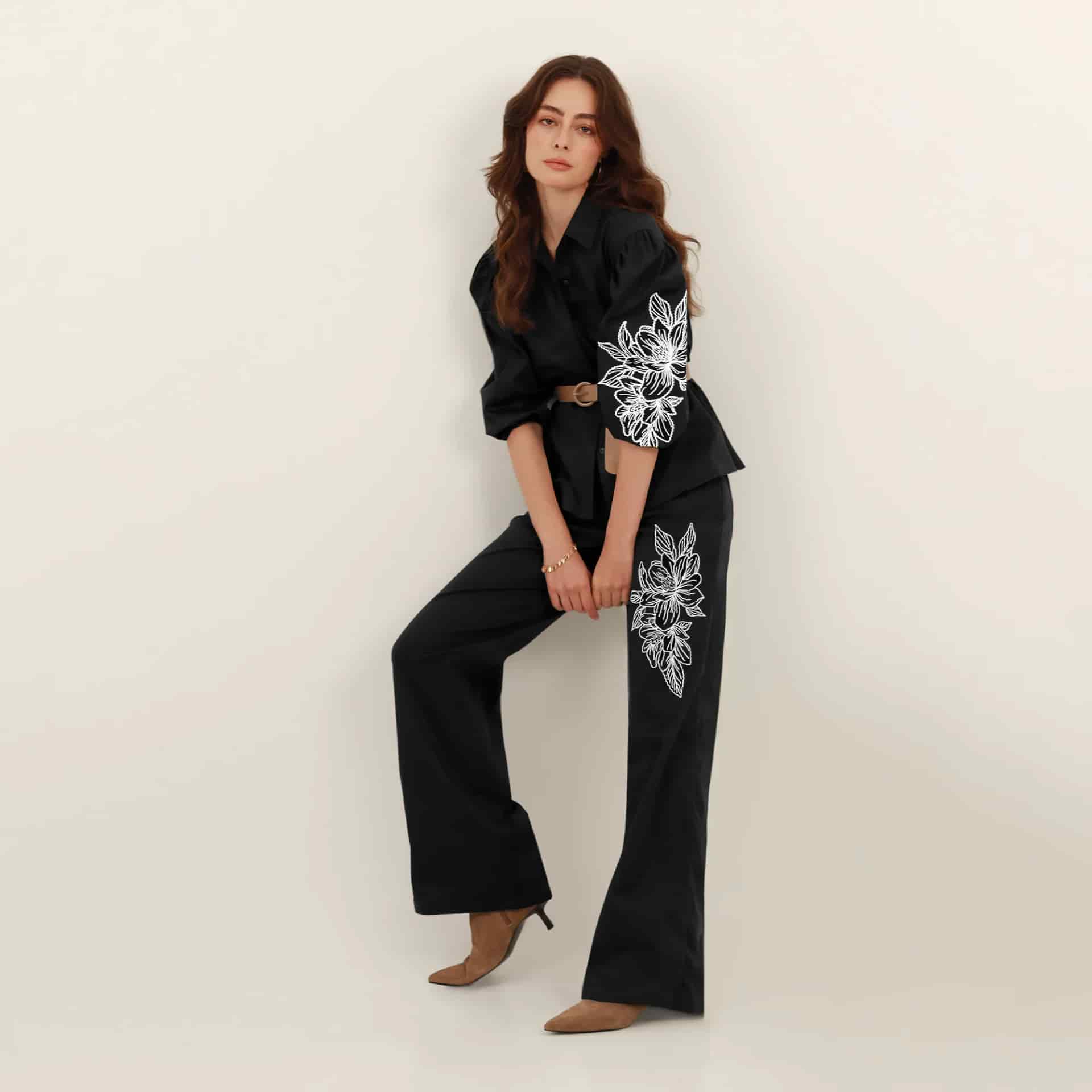 Pantalón palazzo bota flare con bordado flor - miniatura 2
