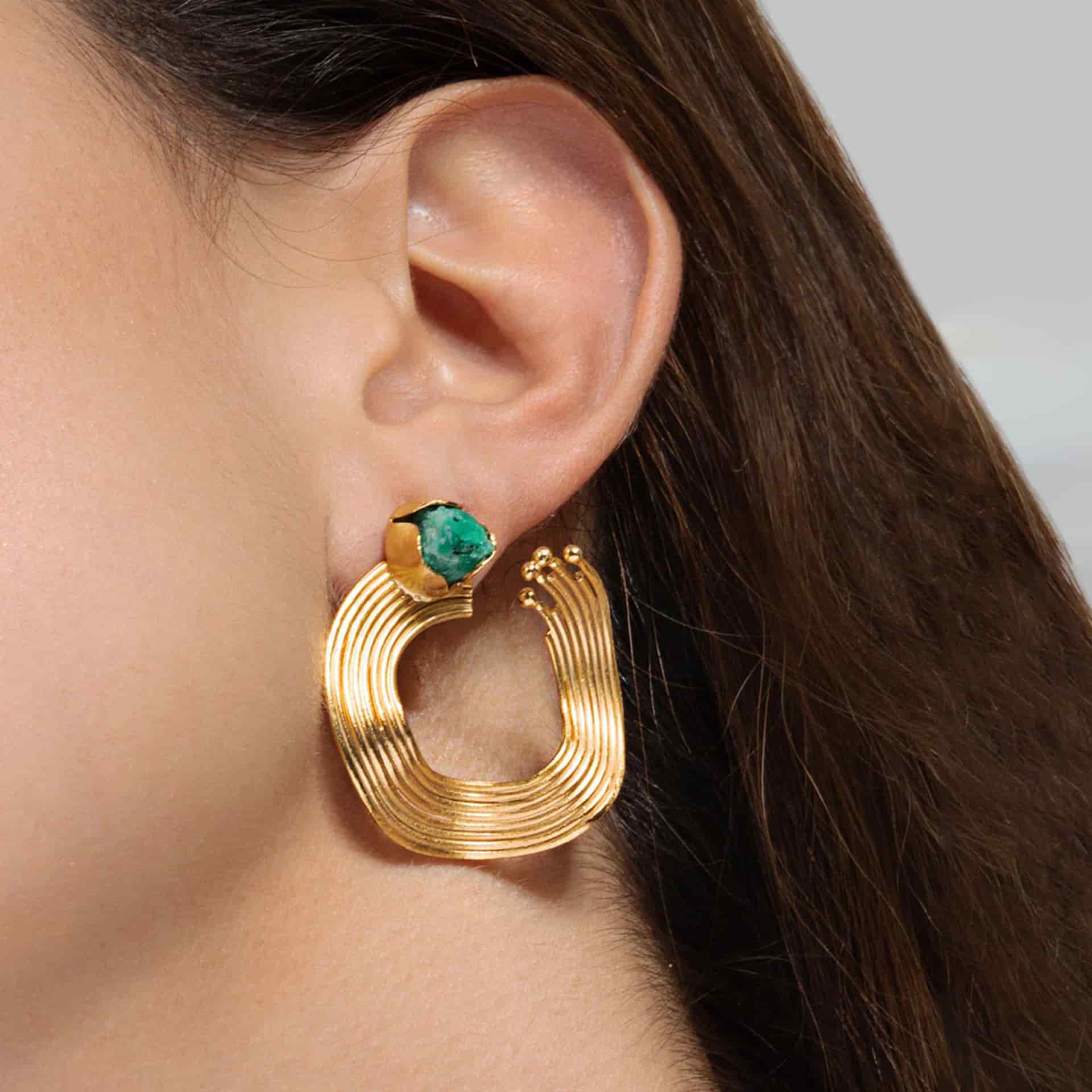 MINI ARETES OLAS ABIERTAS CON ESMERALDA - miniatura 2