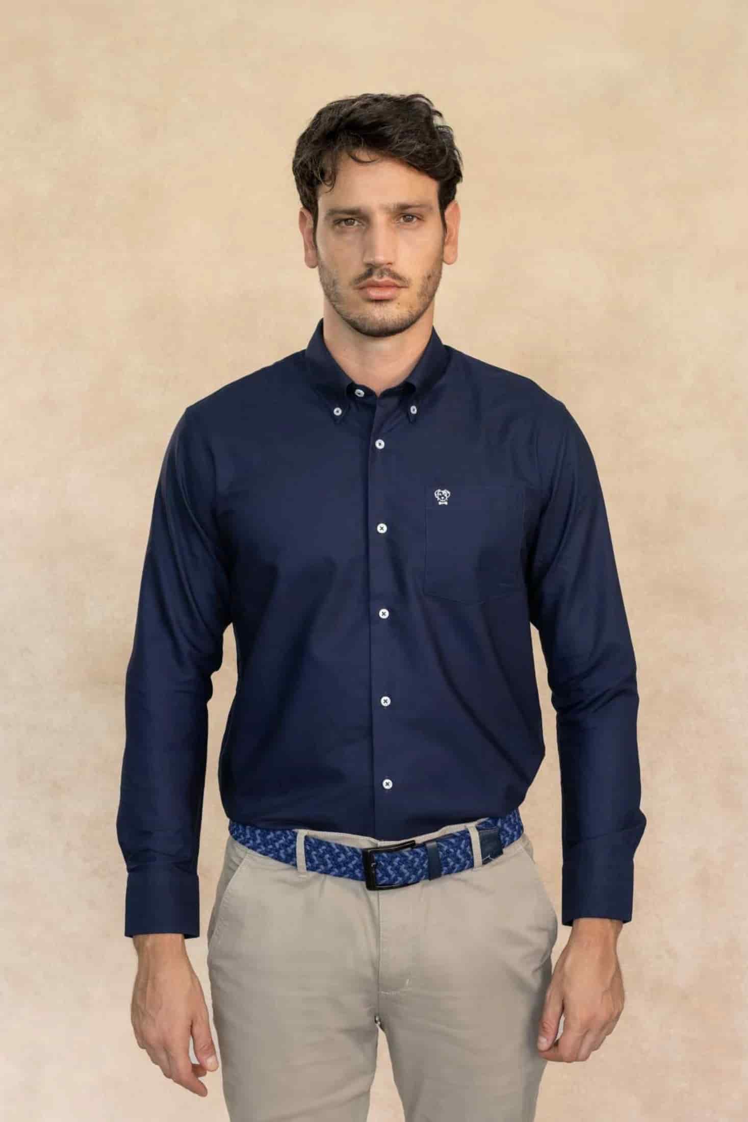 Camisa Antimanchas Oxford Azul Oscuro con Bolsillo Logo Gris - Talla Regular - miniatura 1