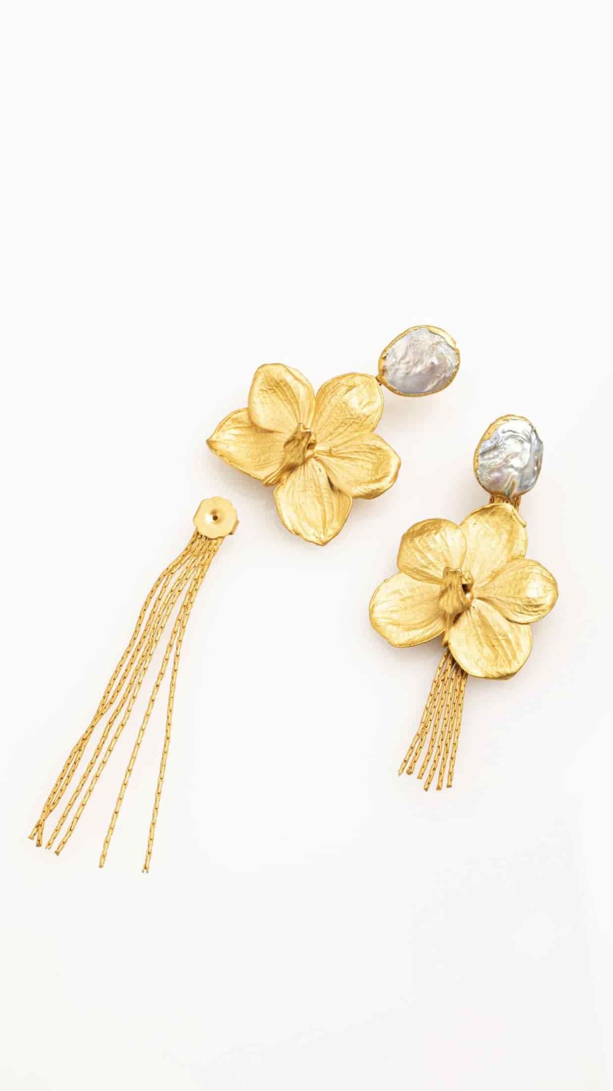 ARETES ORQUÍDEA VANDA CON PERLA Y CADENAS - miniatura 3