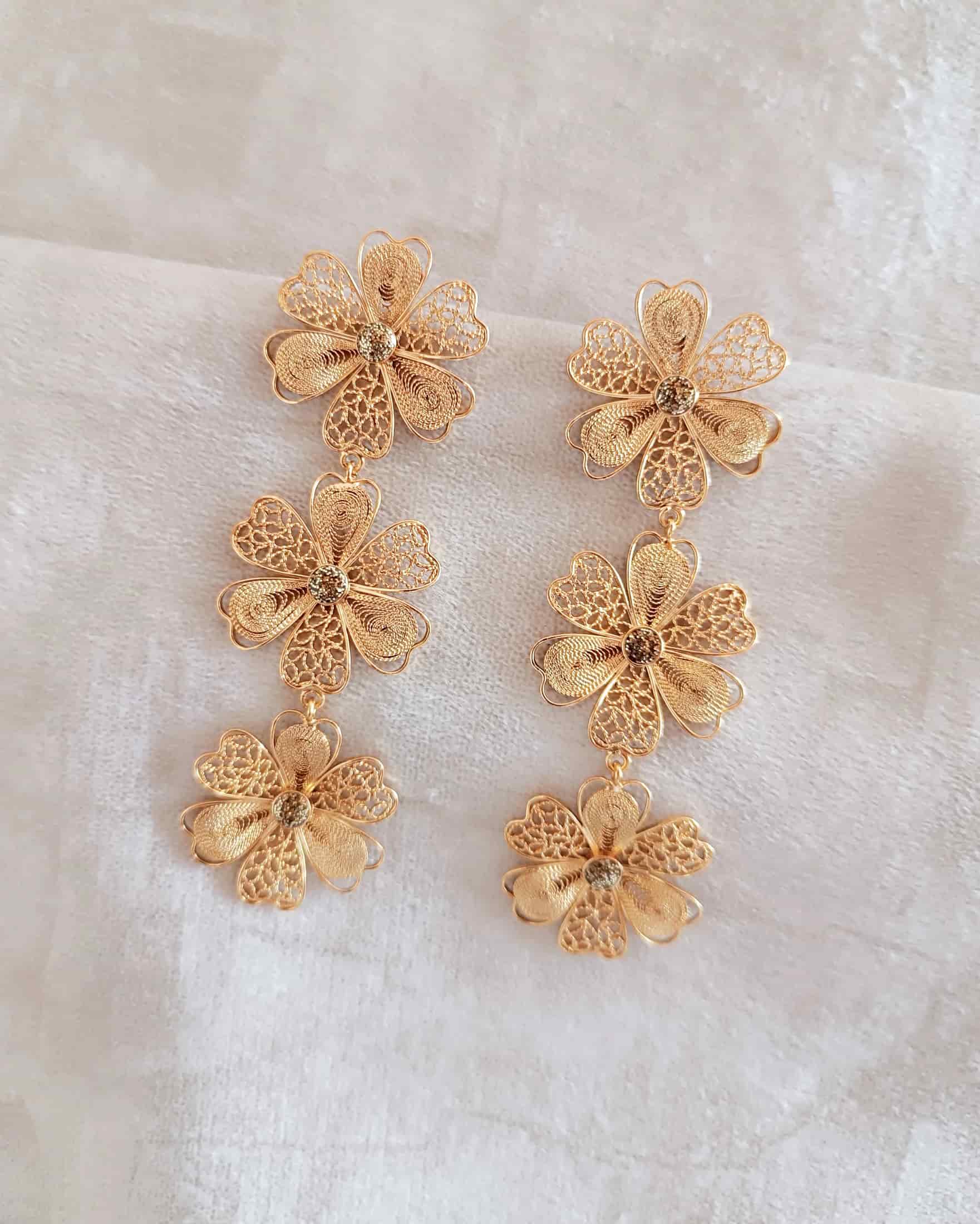 Aretes triple flor Carmelita Dorados - miniatura 4