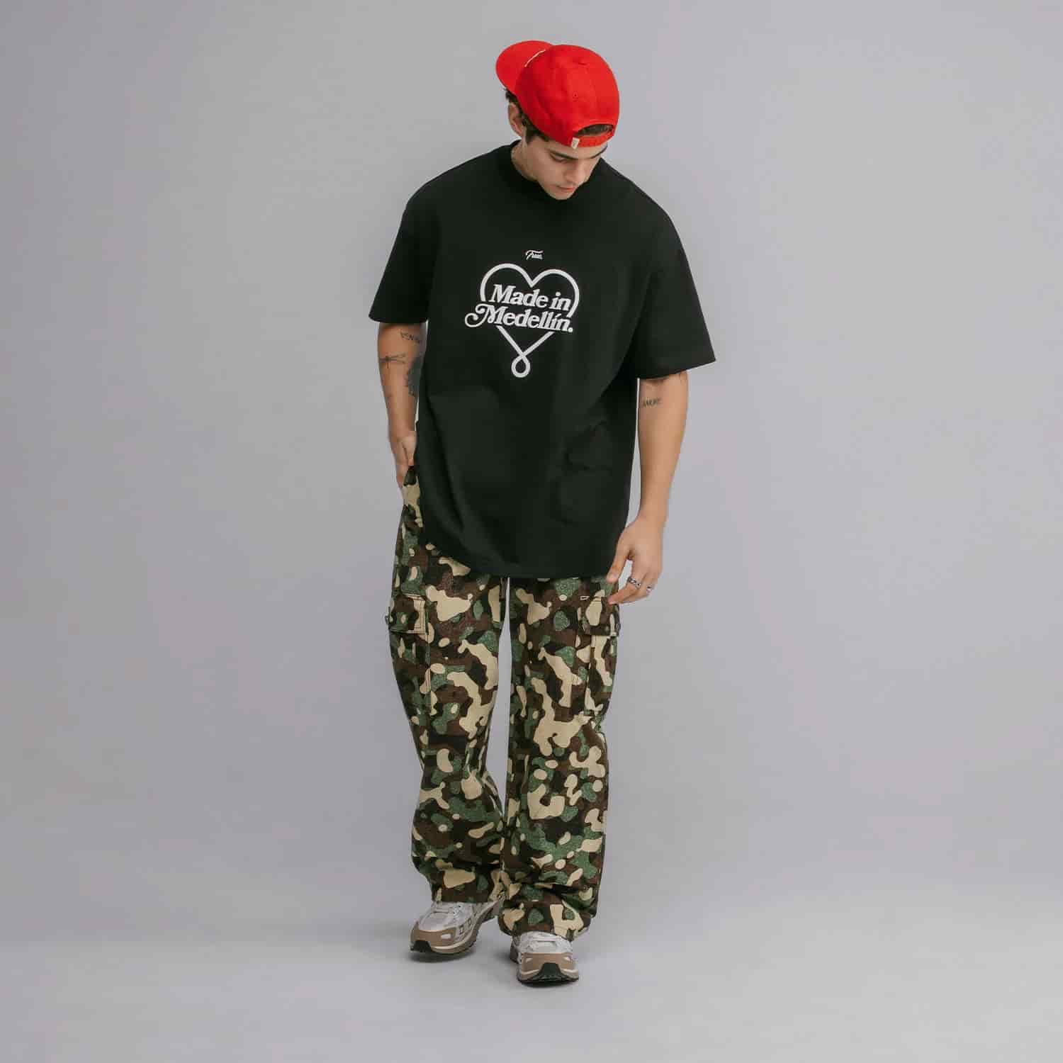 Camiseta Oversized Medellín - Negra - miniatura 11