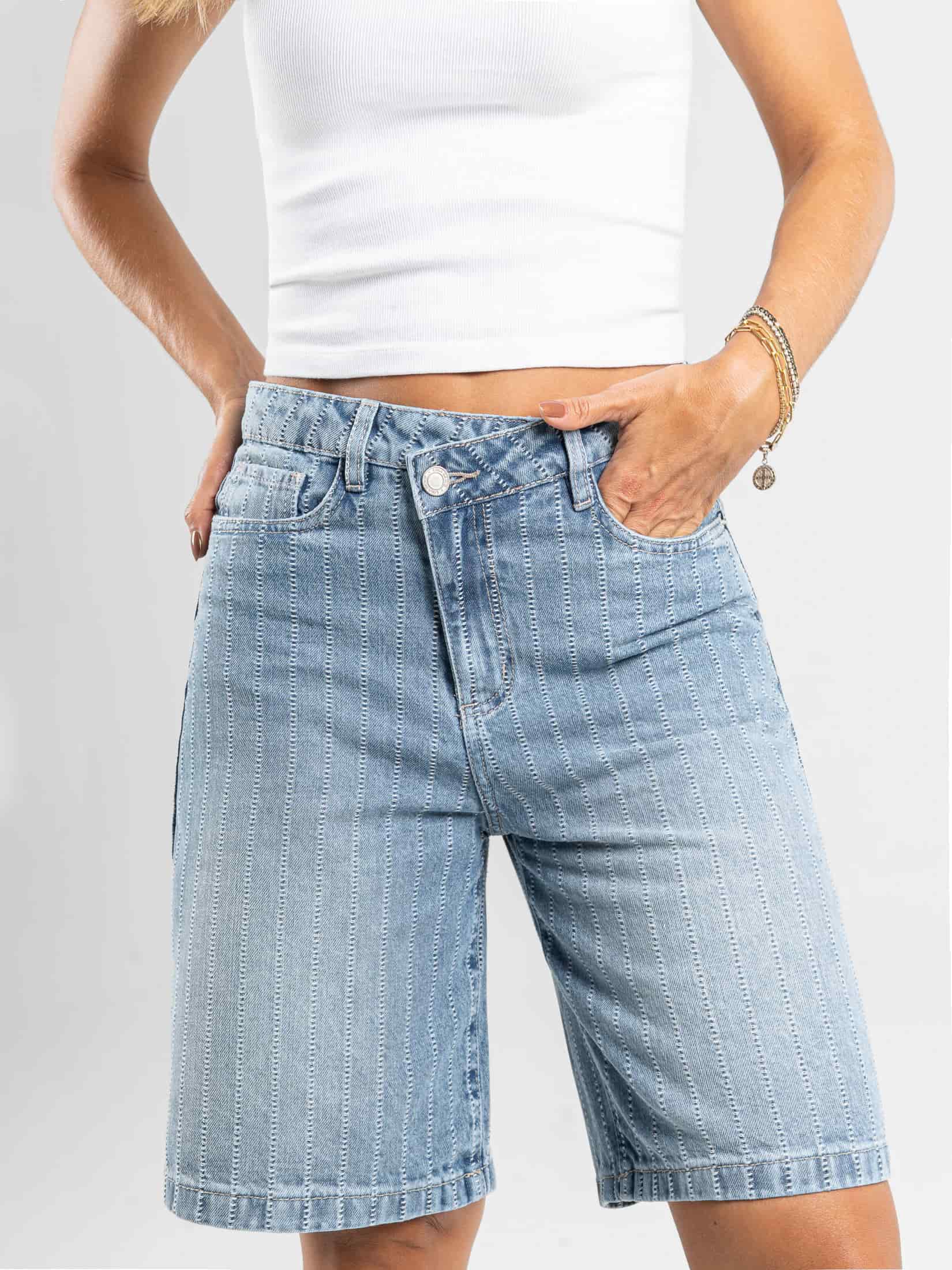 Ref: 066470 Bermuda en denim, rígido, detalle en pretina, rayas, tiro alto, tono azul claro. - miniatura 2