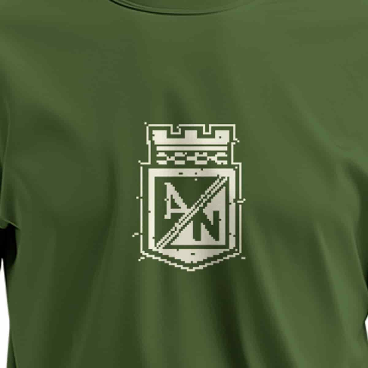 CAMISETA VERDE ESCUDO PIXEL - miniatura 3