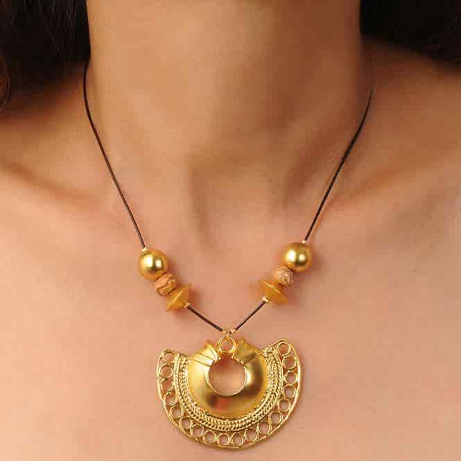 Collar Cuero Café, Piedra Tairona Terracota y Dije Extragrande Nariguera Semilunar Tairona - miniatura 2
