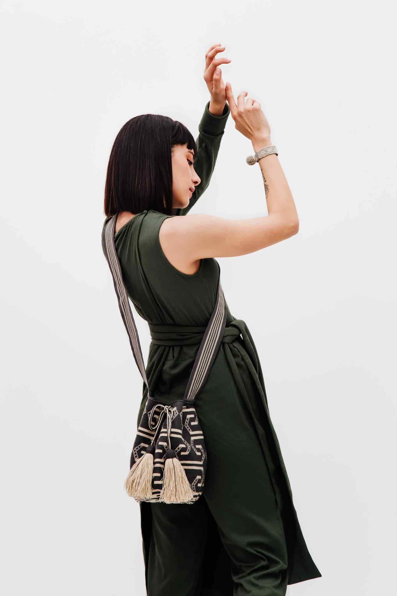 Mochila Wayuu Gris con Correa Larga - miniatura 5
