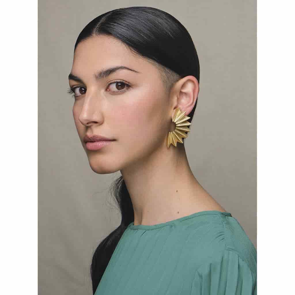 ARETES ABANICOS MEDIA LUNA GRANDES DORADOS - miniatura 2