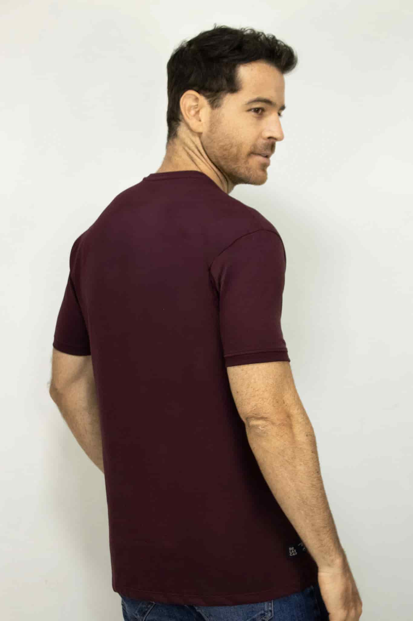 Camiseta Cuello Henley Manga Corta Vinotinto para Hombre - miniatura 3
