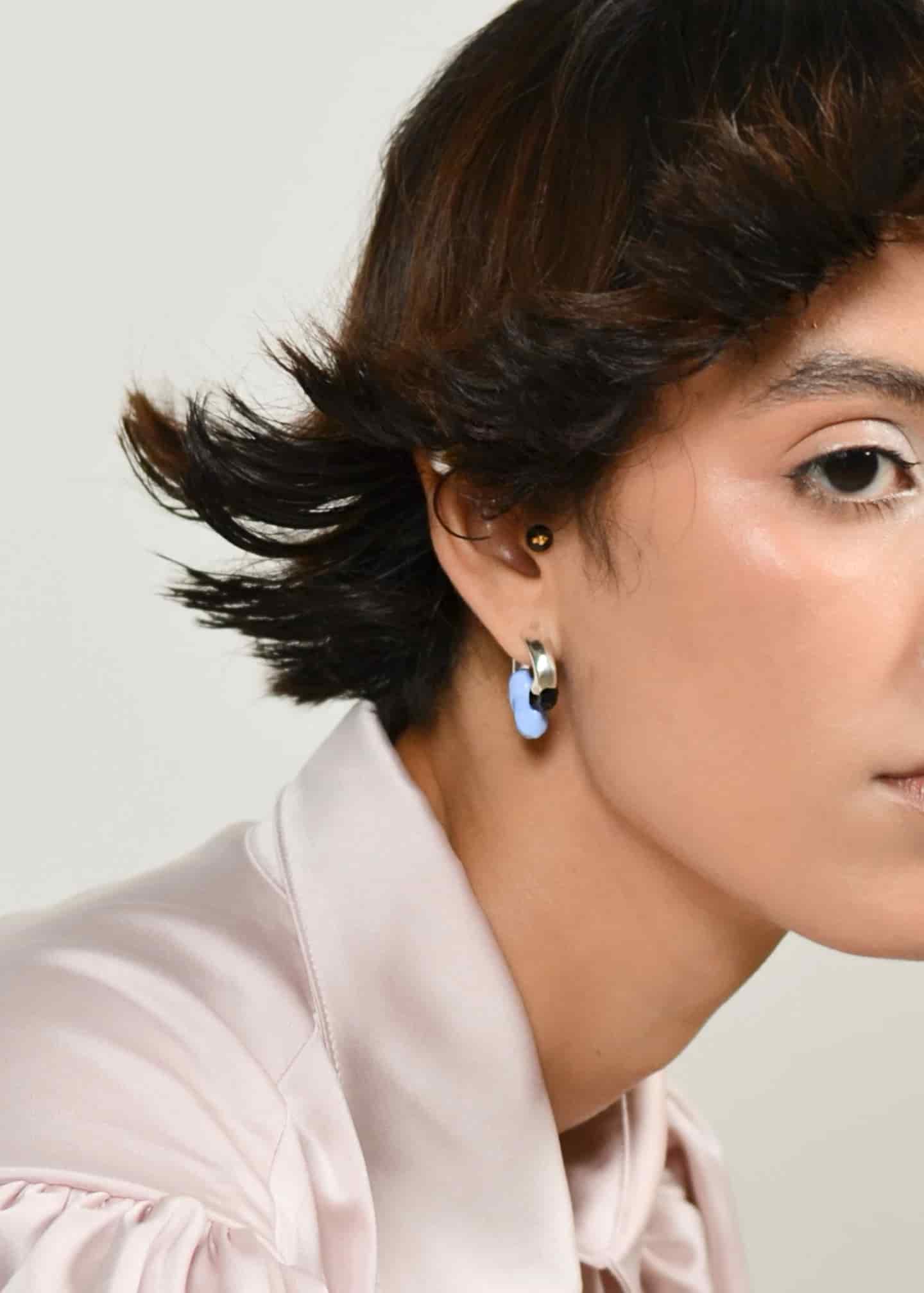 Mini Petal Curve Stud Plata Negro - miniatura 5