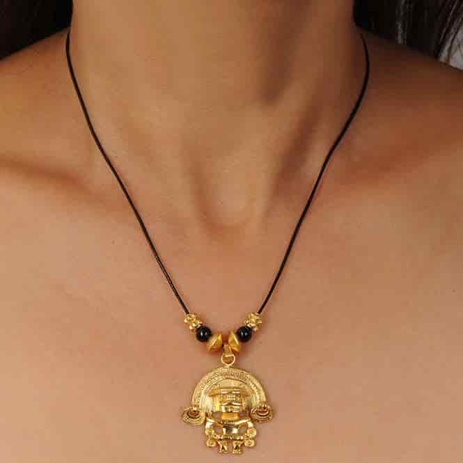 Collar Cuero Negro, Piedra Coralina Negra y Dije Mediano Zoomorfo con Aretes Tairona - miniatura 2