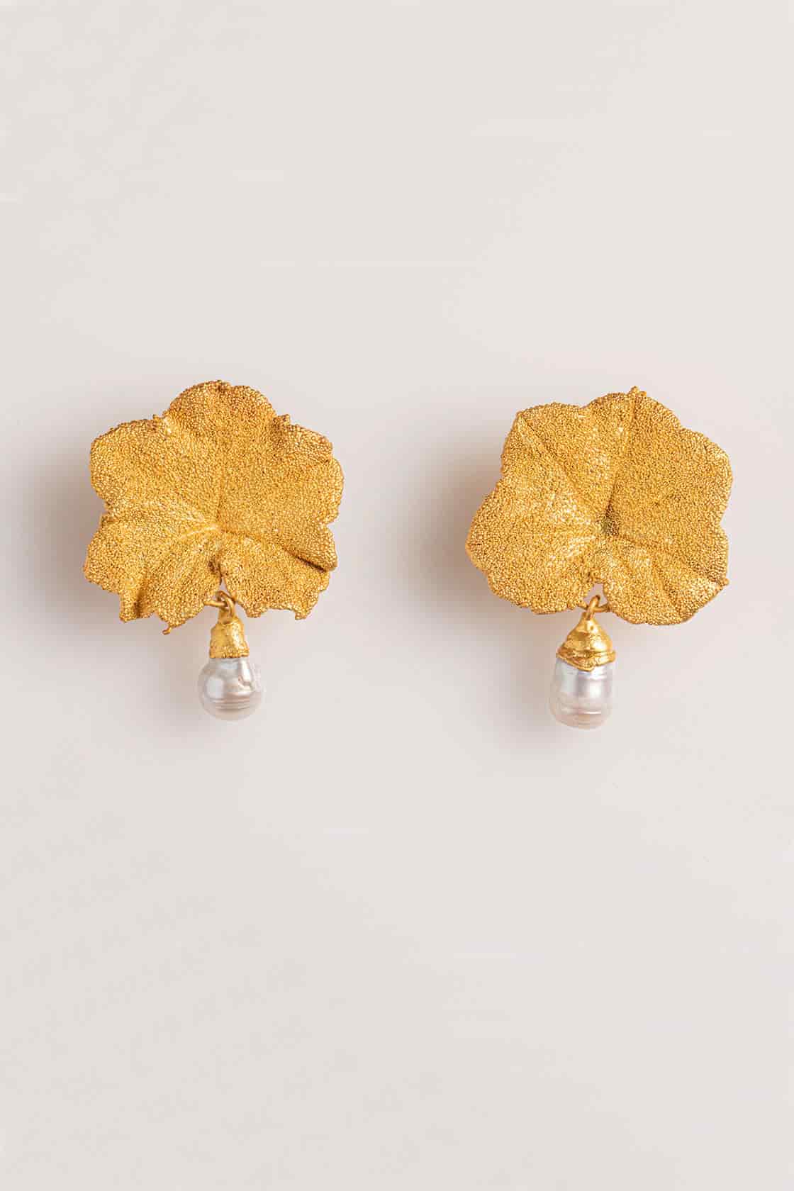 GERANIUM AND PEARL STUDS - miniatura 1