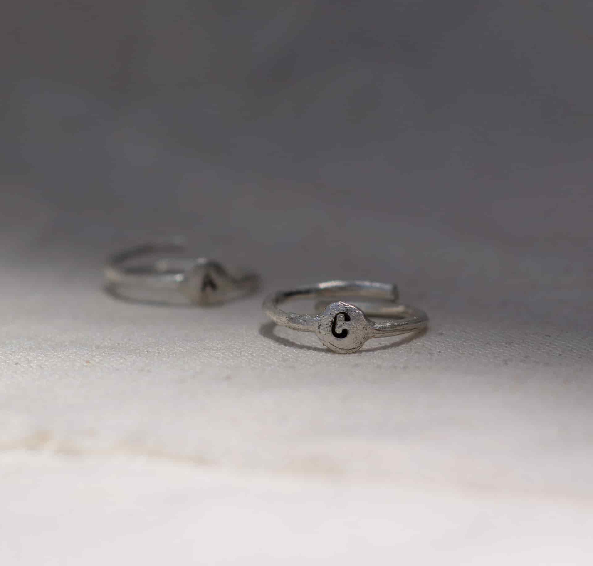 Anillo letra (Plata ley950) - miniatura 3