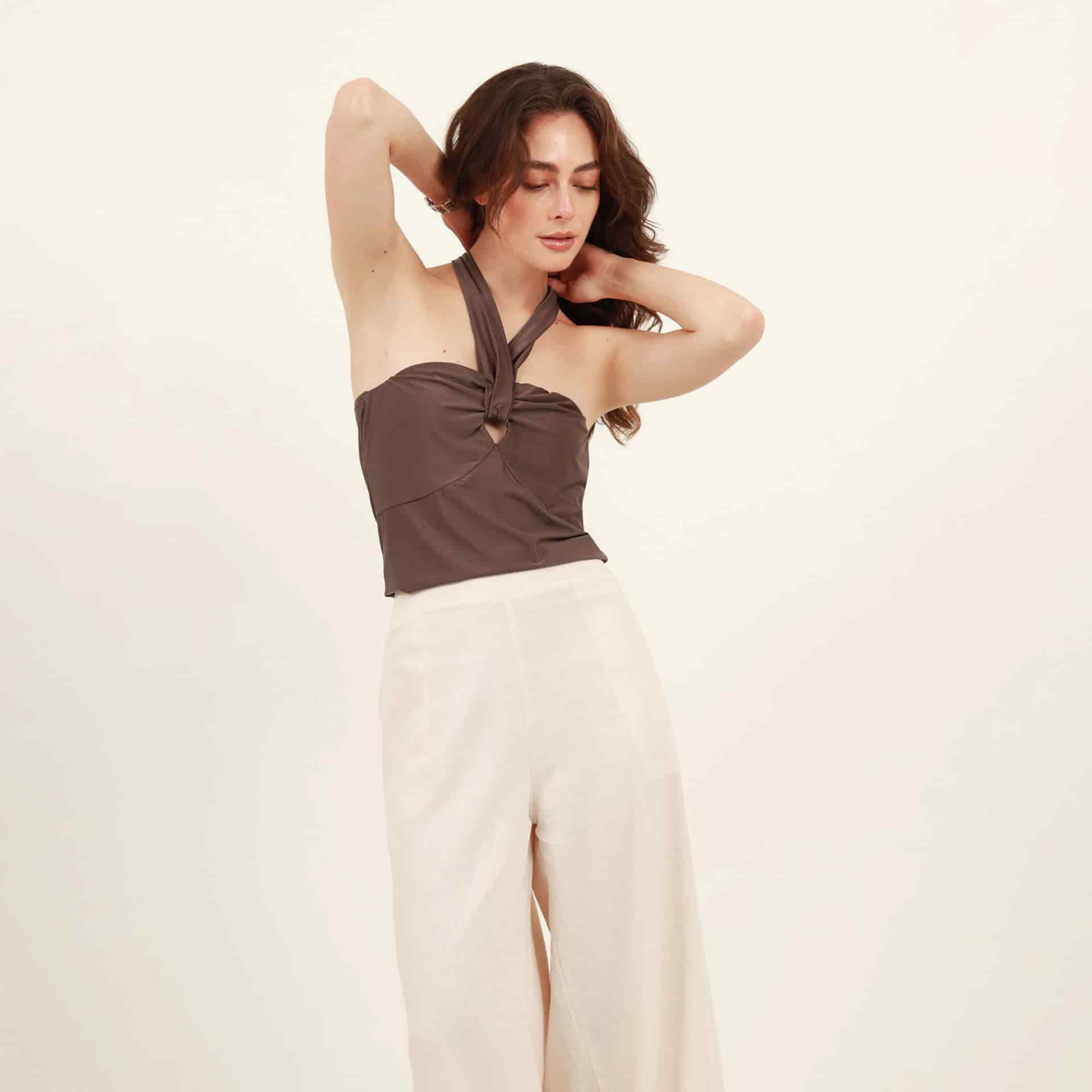 Camiseta strapless con lazo en cuello - miniatura 3