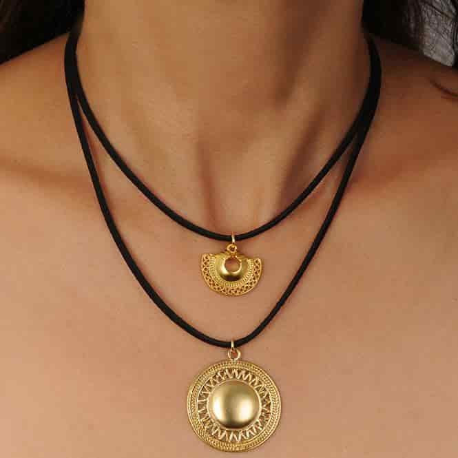Collar Cuero doble con Dijes Nariguera Semilunar Tairona y Pectoral de Rayos Muisca - miniatura 2