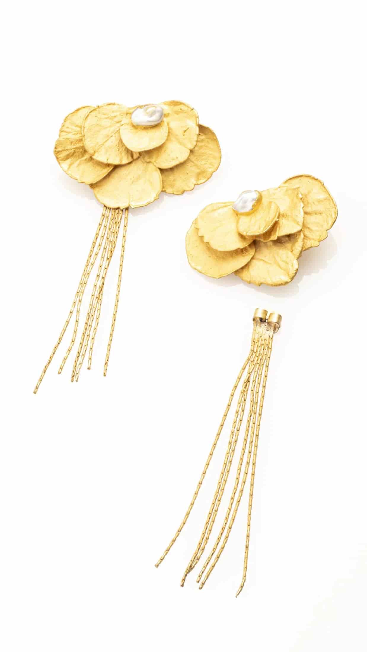 ARETES HORTENSIAS DECONSTRUIDAS CON PERLA Y CADENAS - miniatura 3
