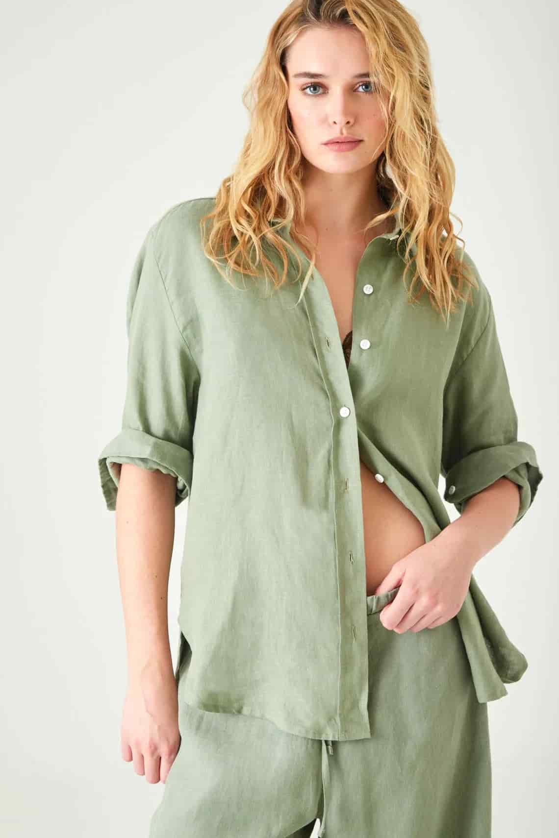 Camisa relaxed fit con bajo redondeado y aberturas laterales en lino verde salvia para mujer - miniatura 1