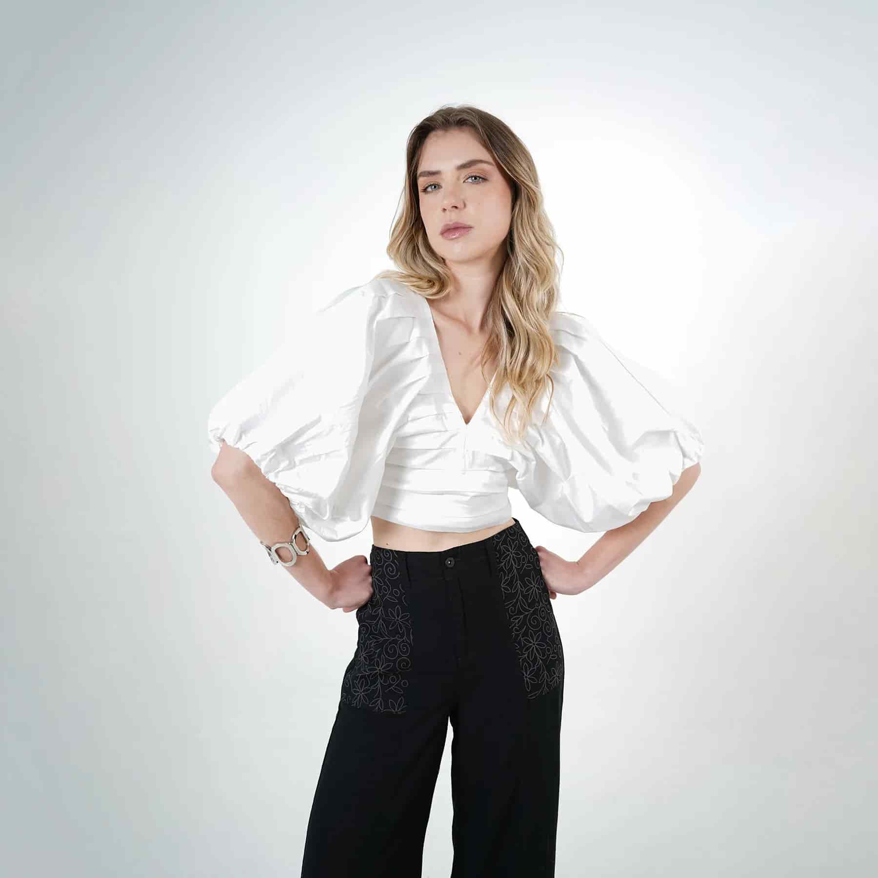 Blusa crop escote en v manga globo alforzada abierta en espalda - miniatura 2