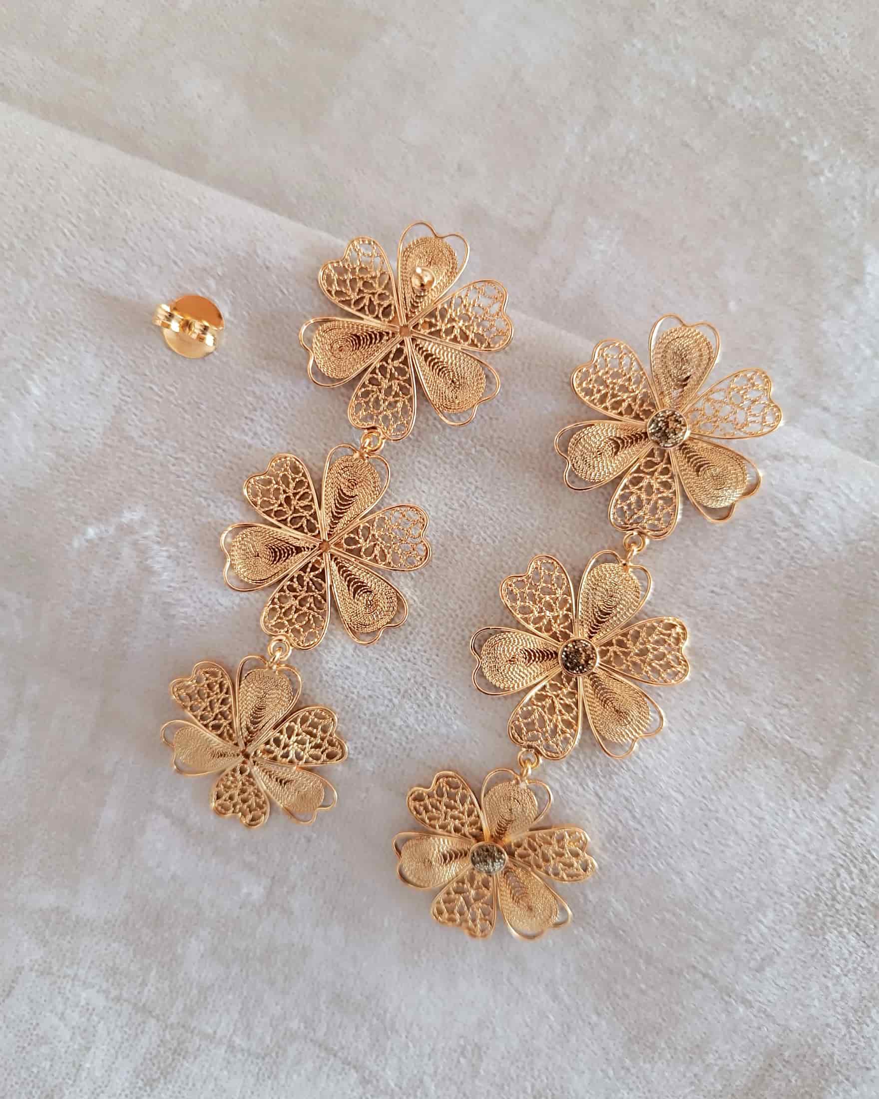 Aretes triple flor Carmelita Dorados - miniatura 5