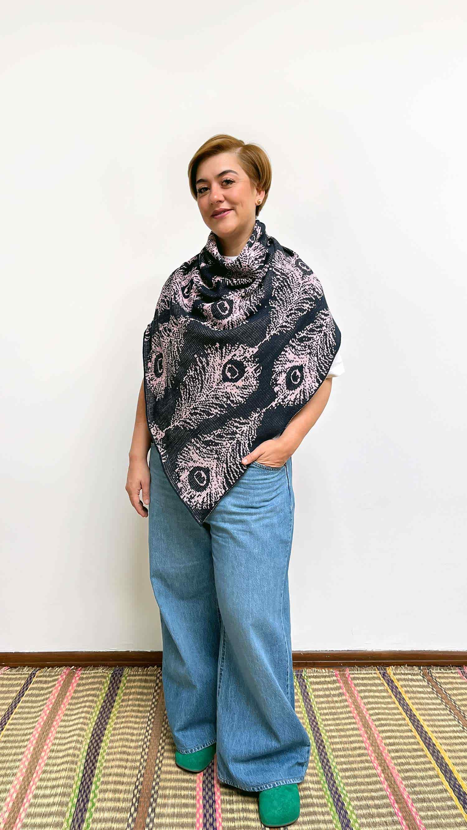 Poncho Plumas - azul oscuro y rosado - miniatura 2