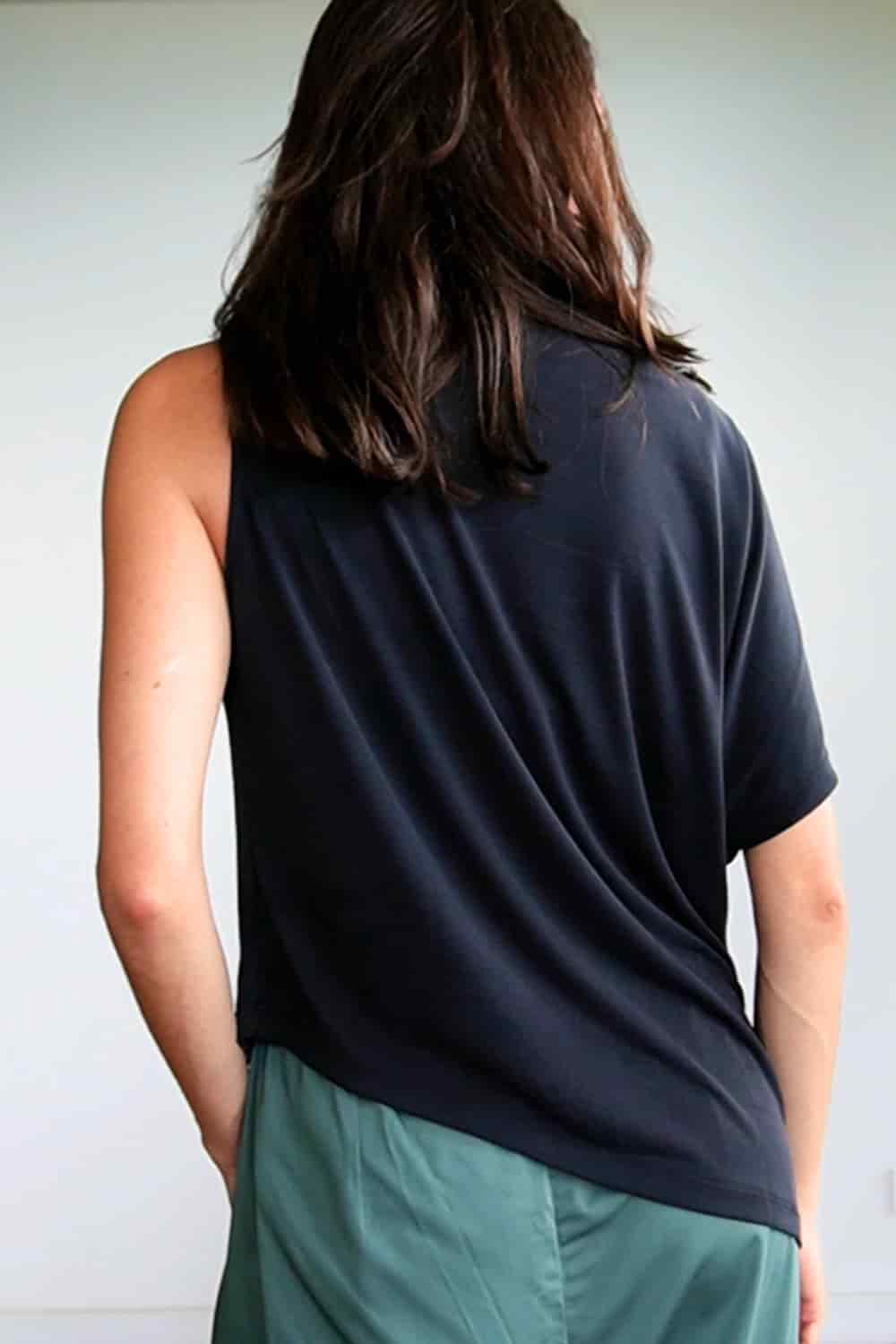 Blusa Asimétrica Negra - miniatura 4