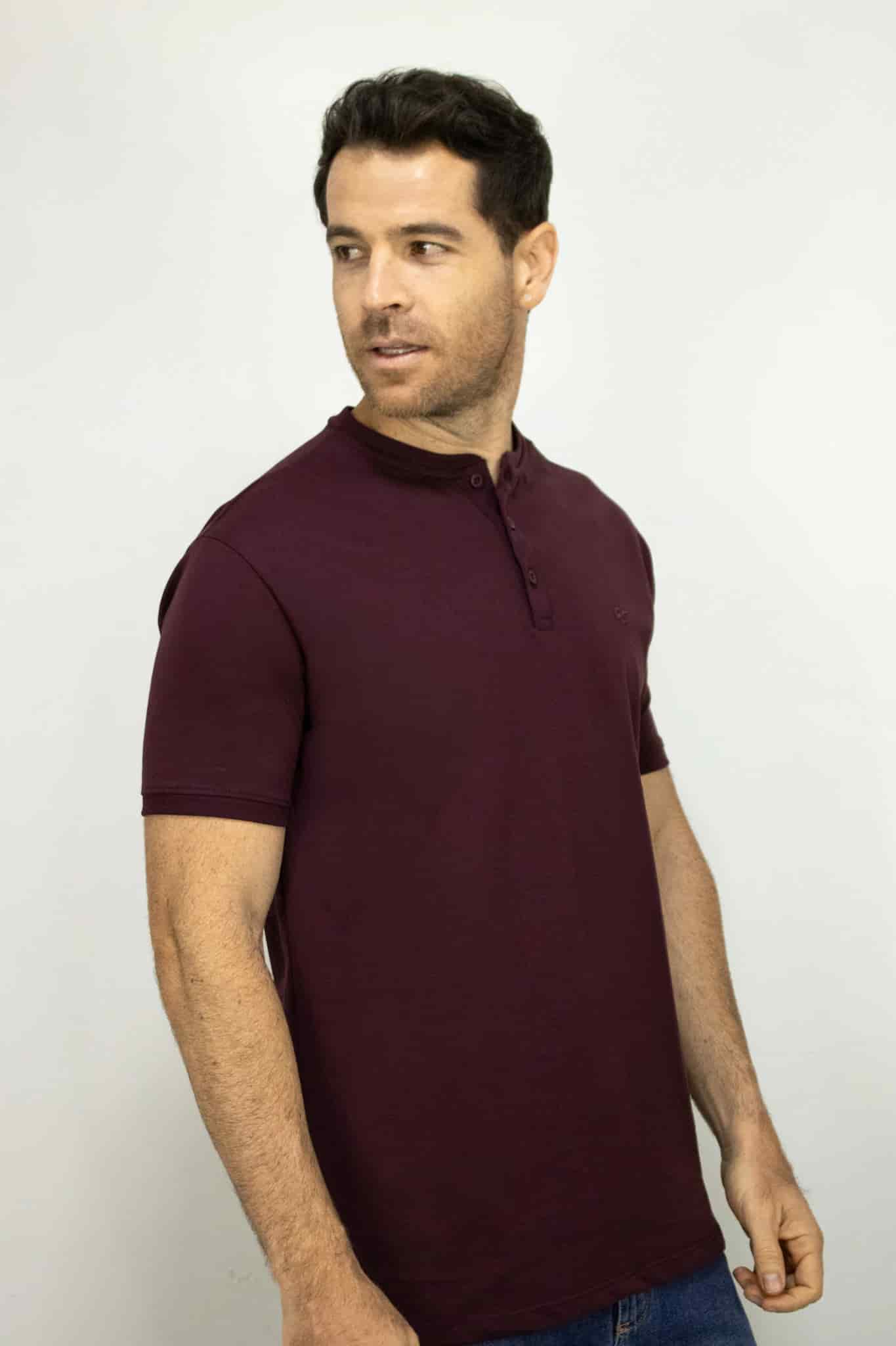 Camiseta Cuello Henley Manga Corta Vinotinto para Hombre - miniatura 2