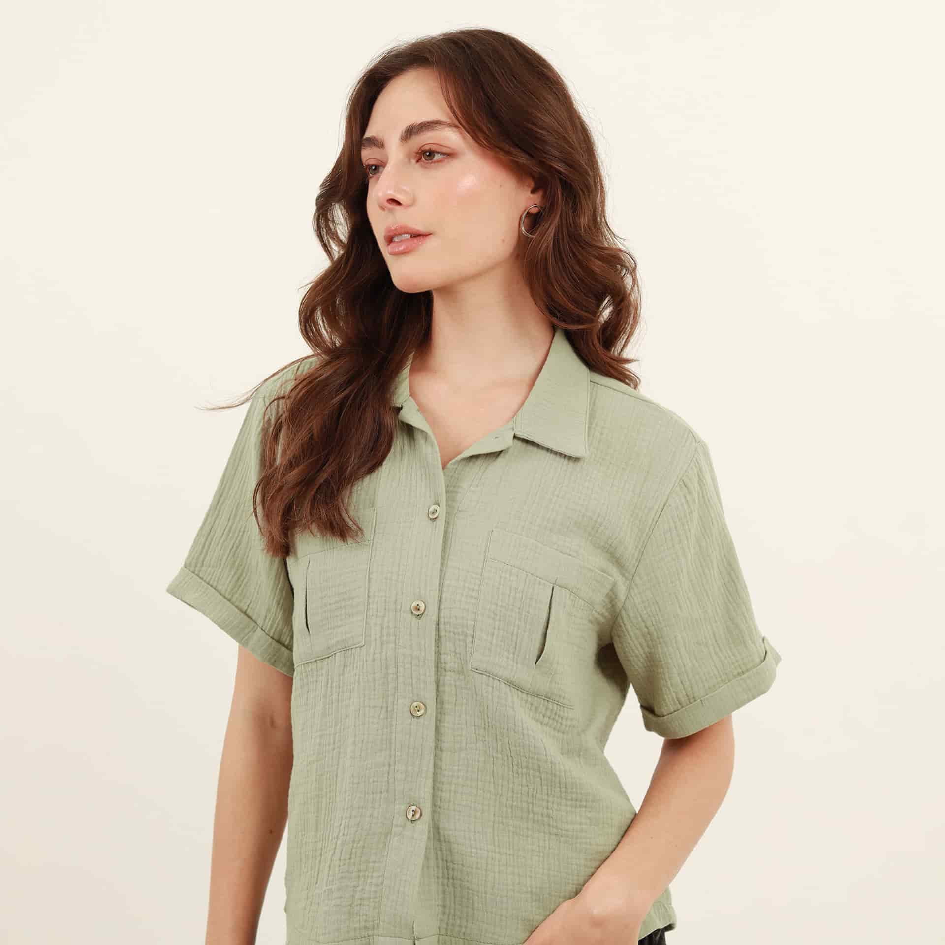 Blusa abierta cuello sport manga corta con bolsillos - miniatura 2