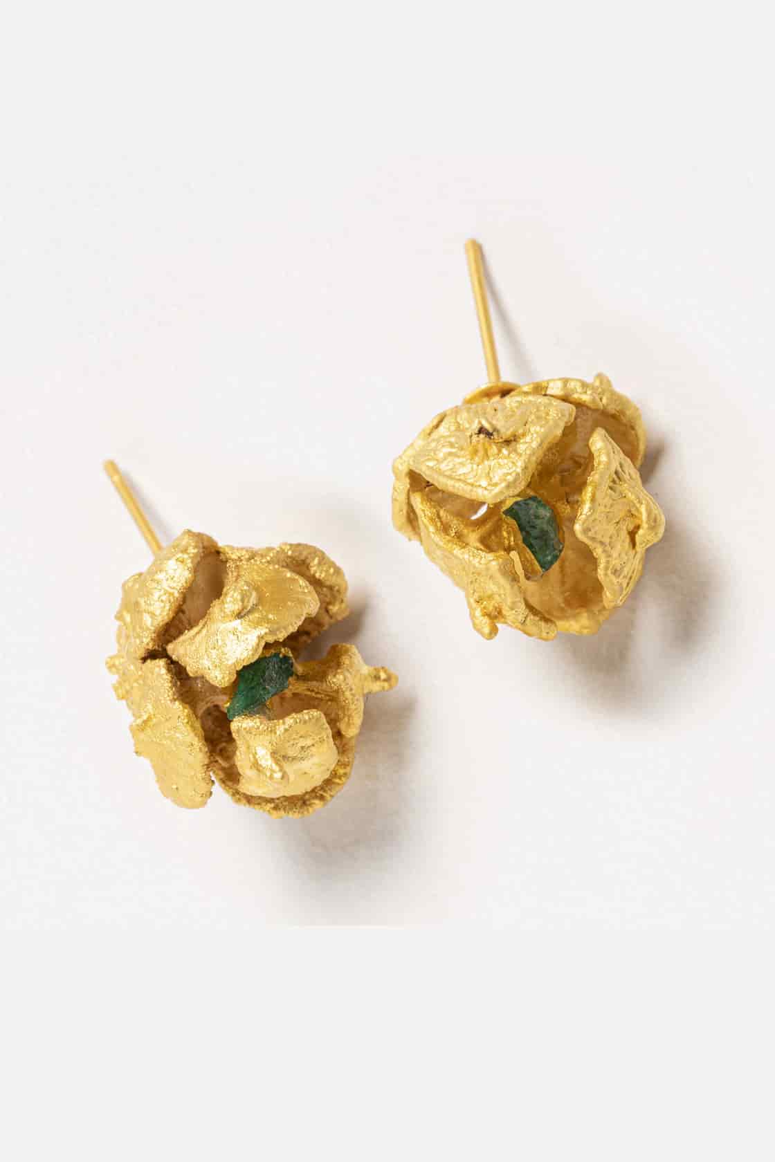 PINE SEEDS AND ROUGH EMERALD STUDS - miniatura 1