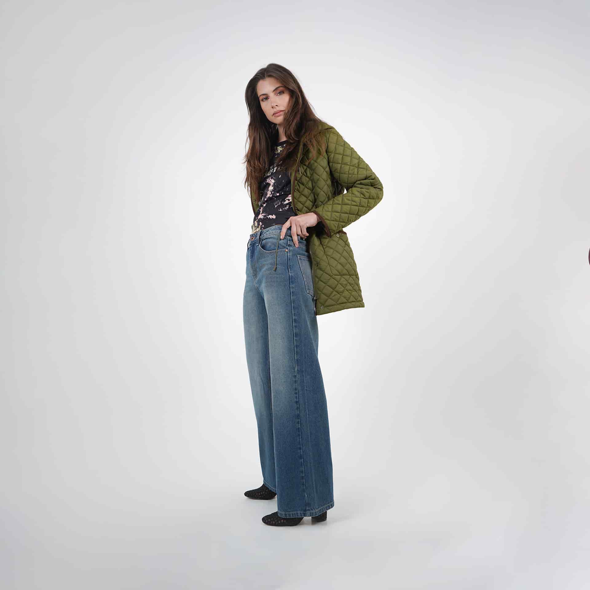 Chaqueta acolchada larga cuello alto con capucha y ajuste en cintura - miniatura 18