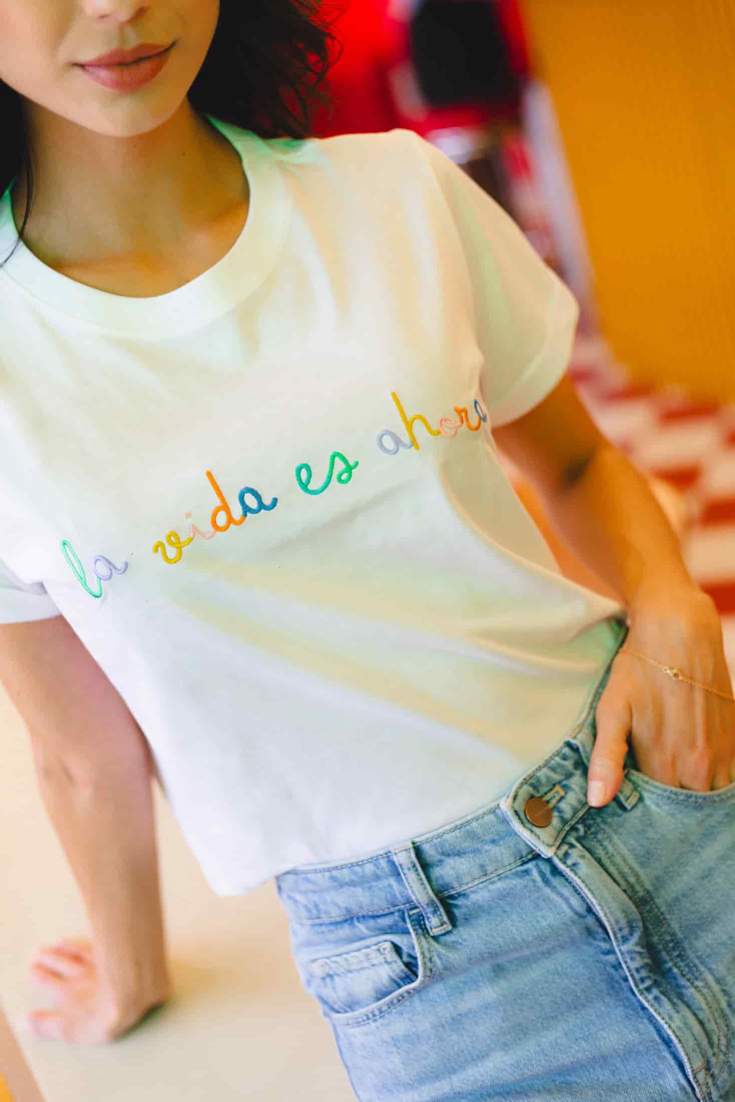 La Vida Es Ahora Embroidered Cropped Tee - miniatura 1