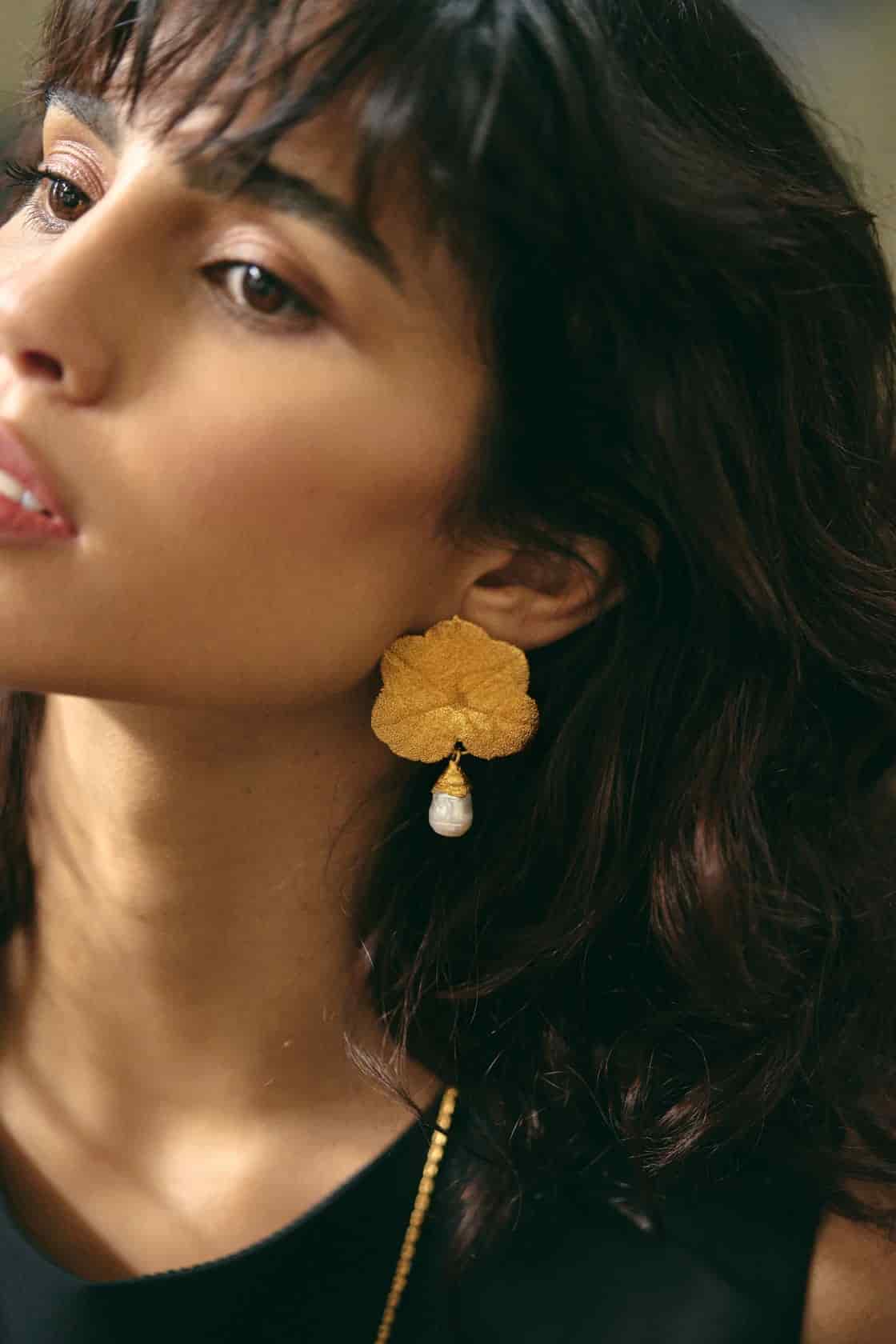 GERANIUM AND PEARL STUDS - miniatura 2