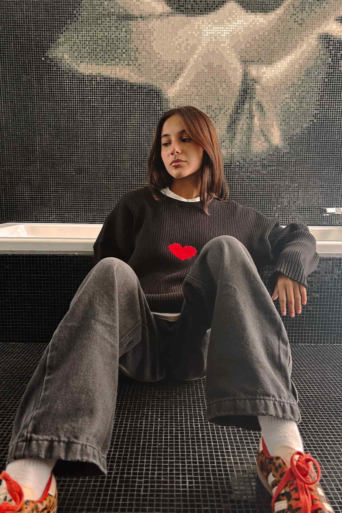 FUZZY HEART SWEATER BLACK - miniatura 4