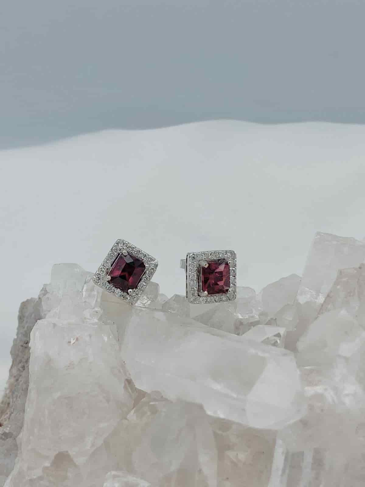Aretes Granate con Diamantes en Oro 18K Blanco. - miniatura 2