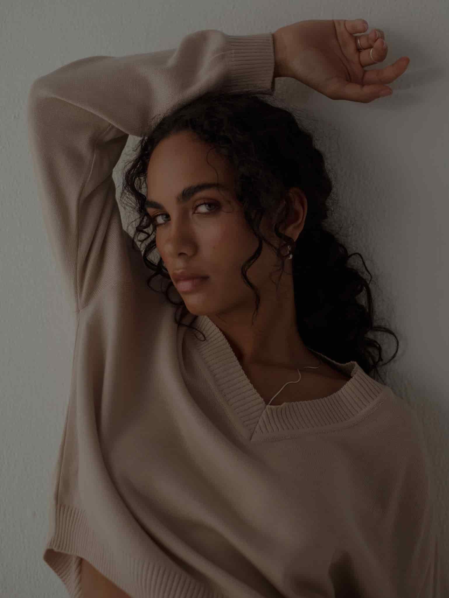 ONE HALF V-NECK KNIT SWEATER - NATURAL COTTON - miniatura 8