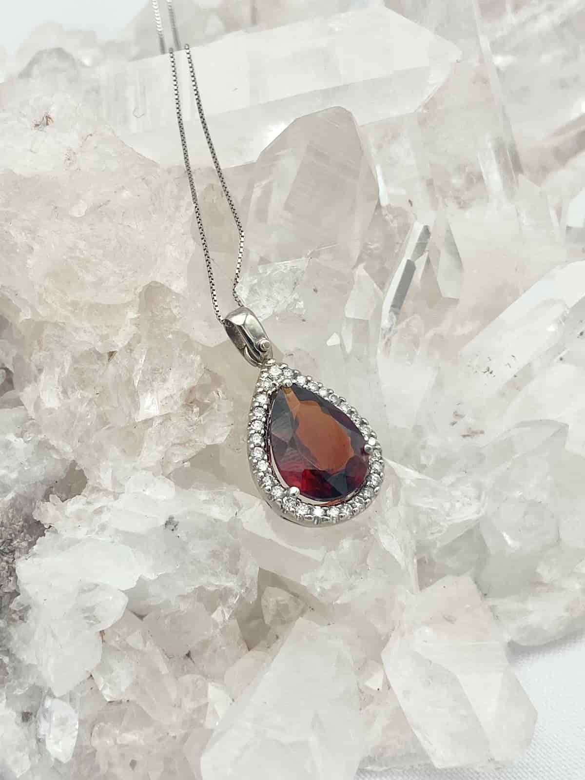 Dije Granate con  Diamantes en Oro 18K Blanco. - miniatura 1