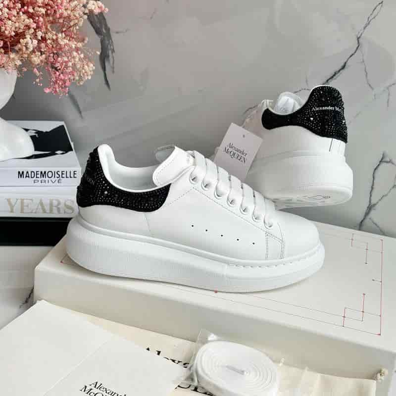 TENIS MCQUEEN CLASICO PIEDRAS ATRAS - miniatura 1
