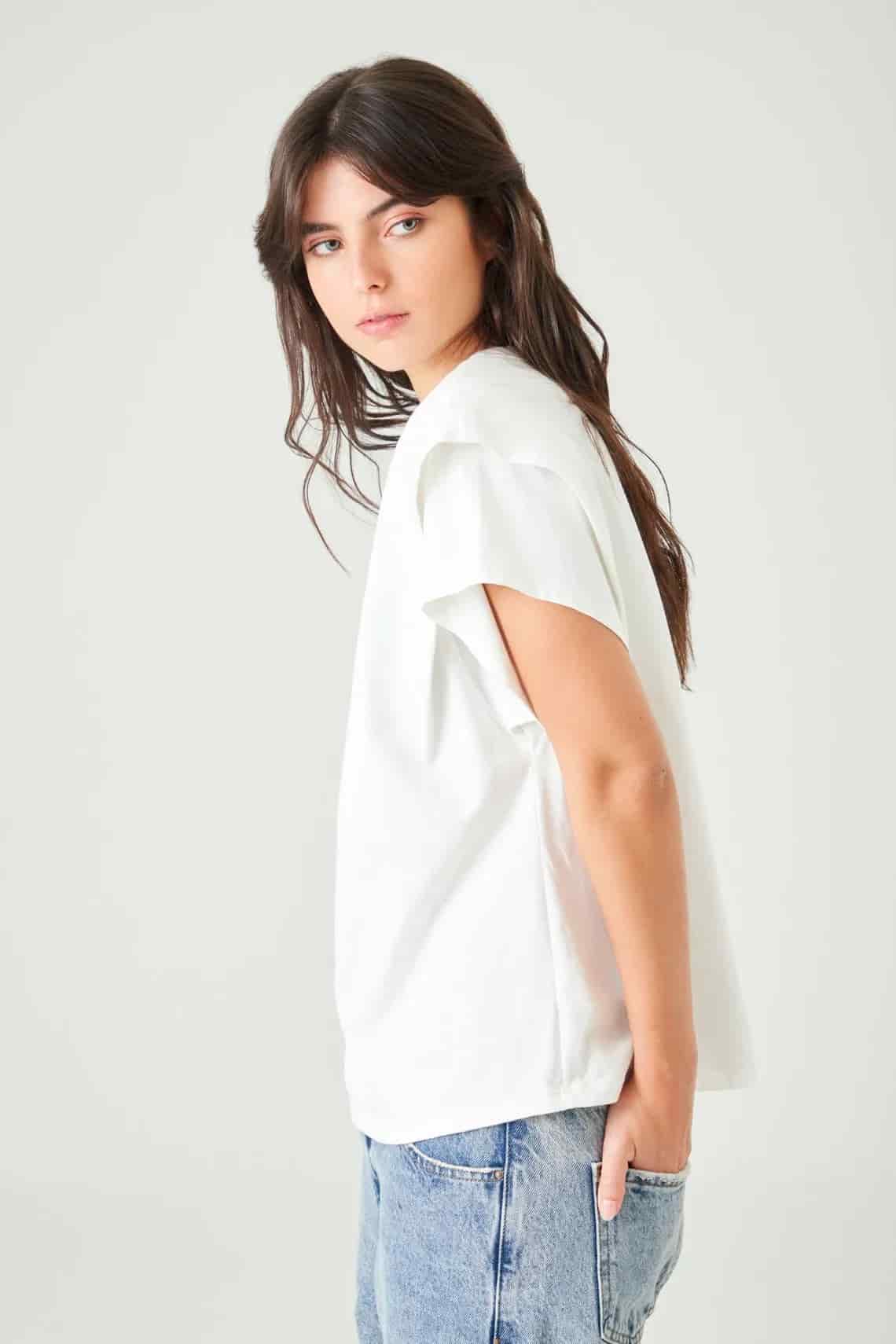 Camiseta relaxed fit bolero en hombro en blanco para mujer - miniatura 2