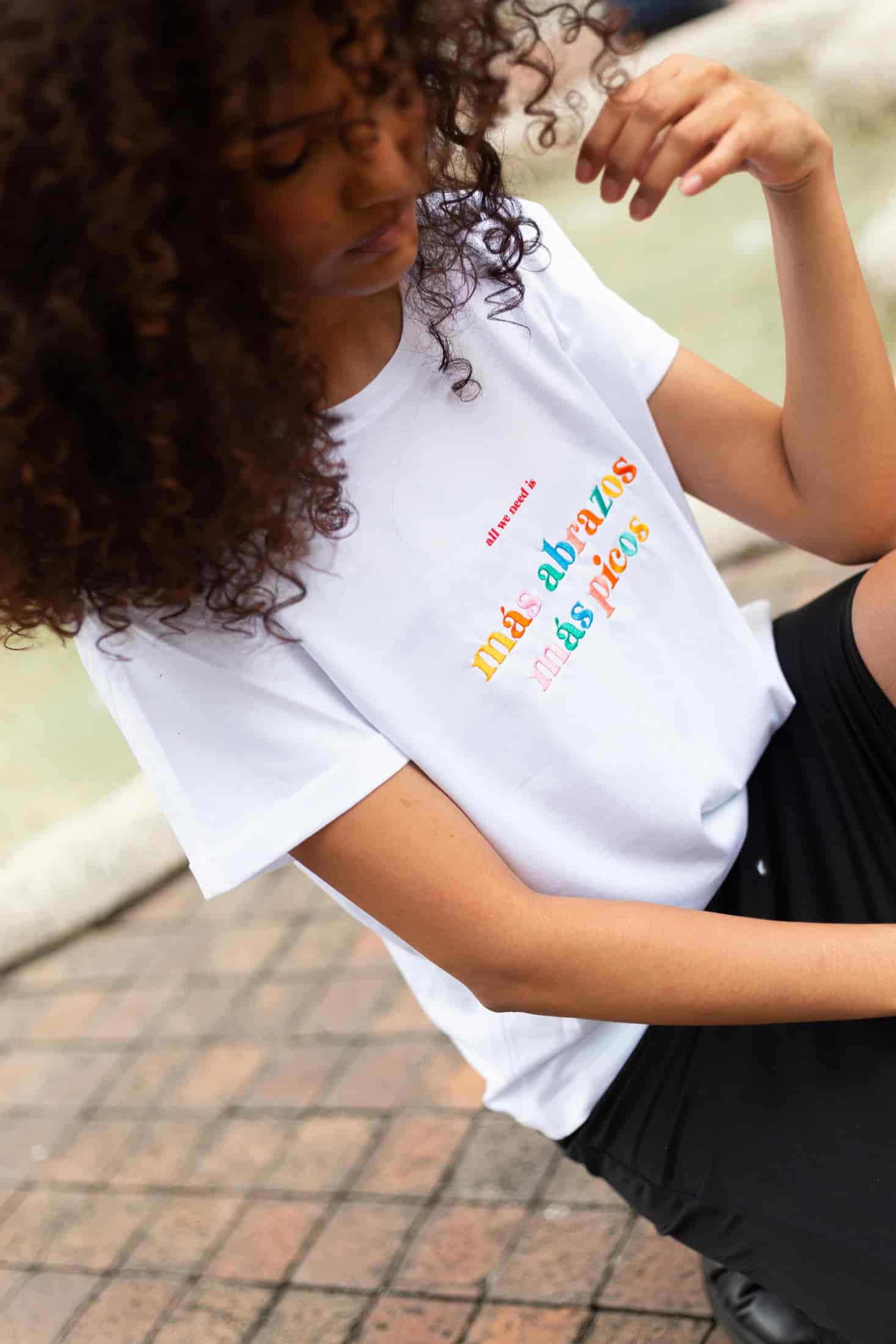 All We Need is Más Abrazos, Más Picos Oversized Tee - miniatura 2