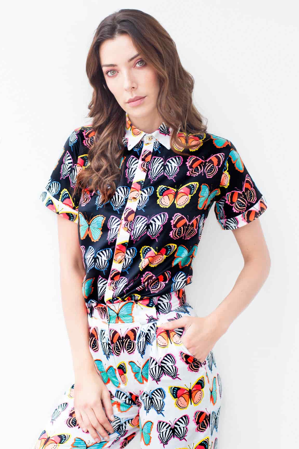 Camisa Unisex Manga Corta / Estampado Tierra de Mariposas - miniatura 1