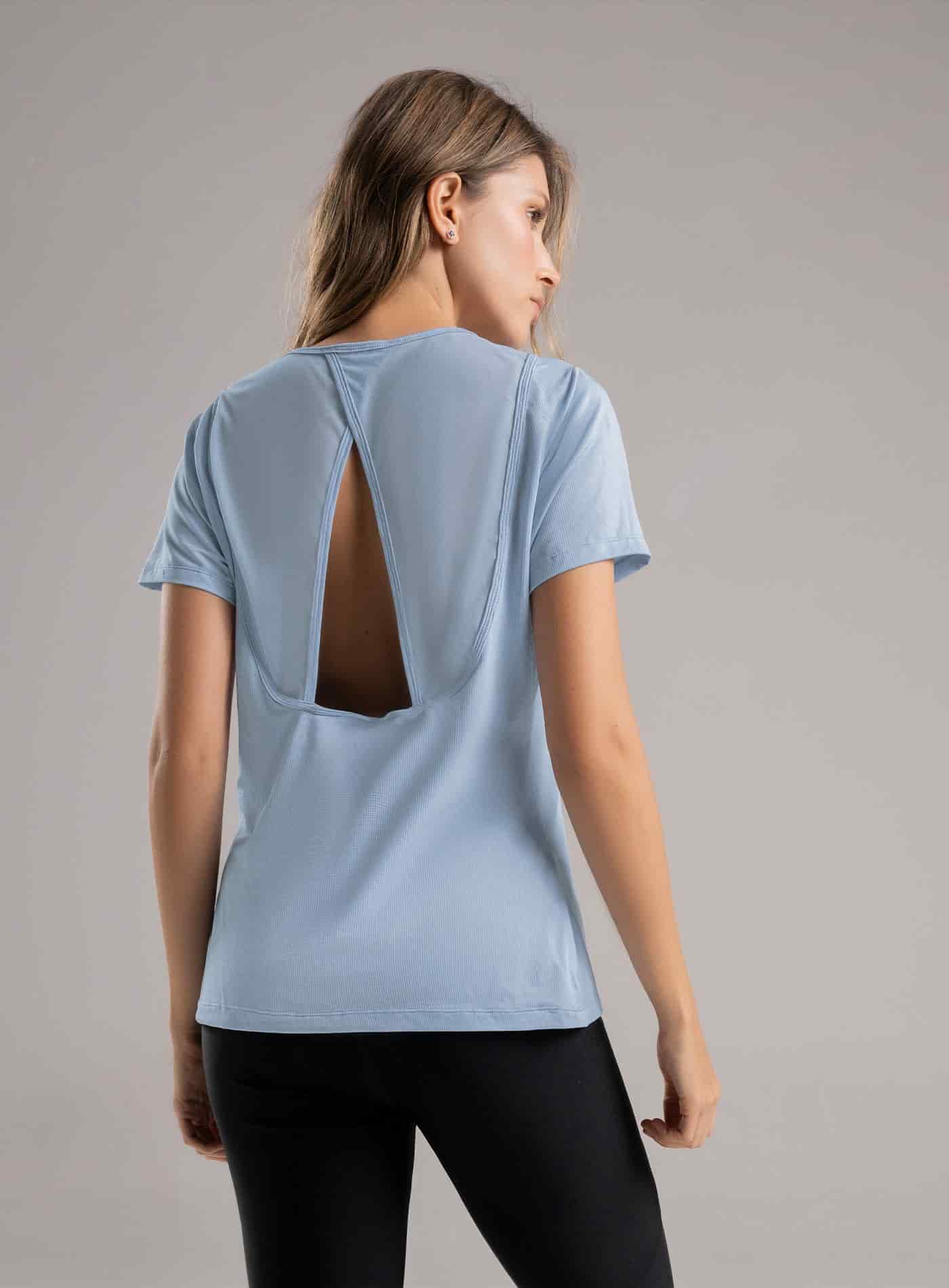 CAMISETA DEPORTIVA CON CORTES EN TELA SEMI TRANSPARENTE - PRECIO ESPECIAL - miniatura 2