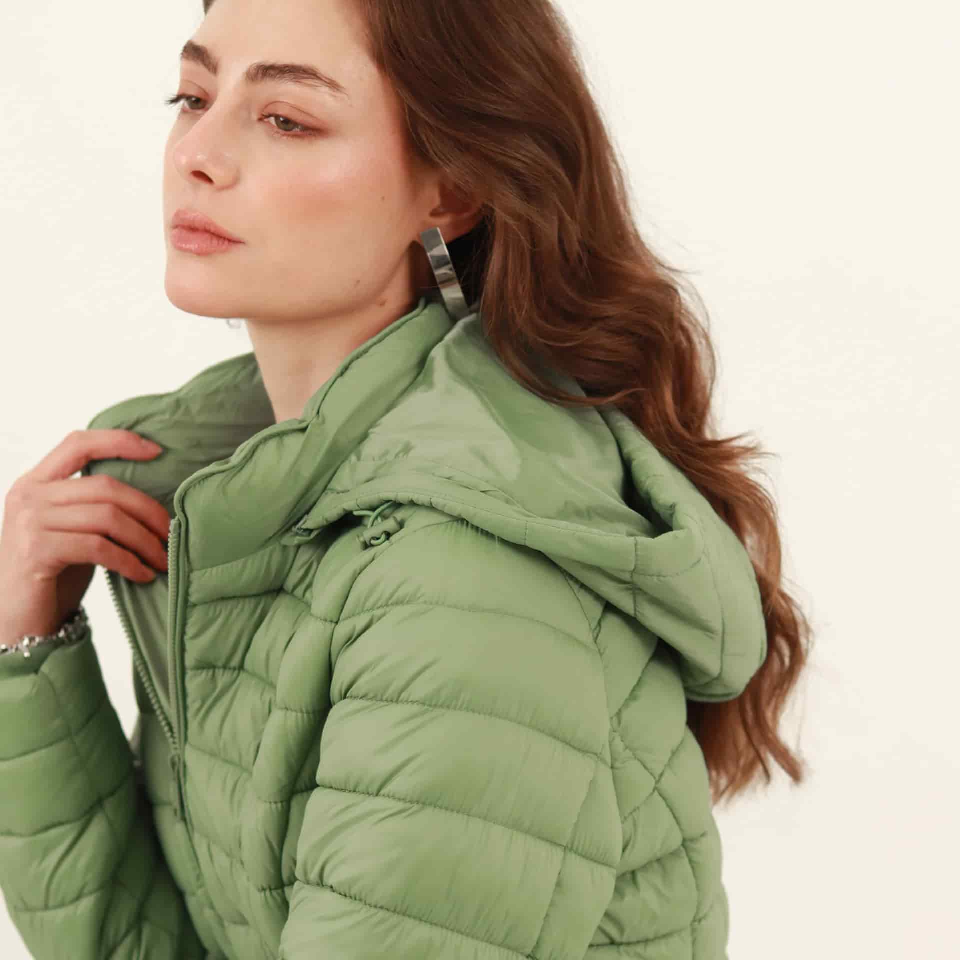 Chaqueta acolchada básica cuello alto con capucha - miniatura 16