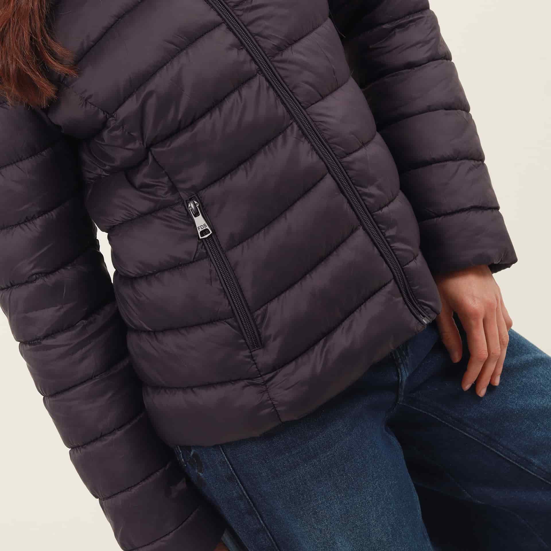 Chaqueta acolchada básica con capucha - miniatura 2