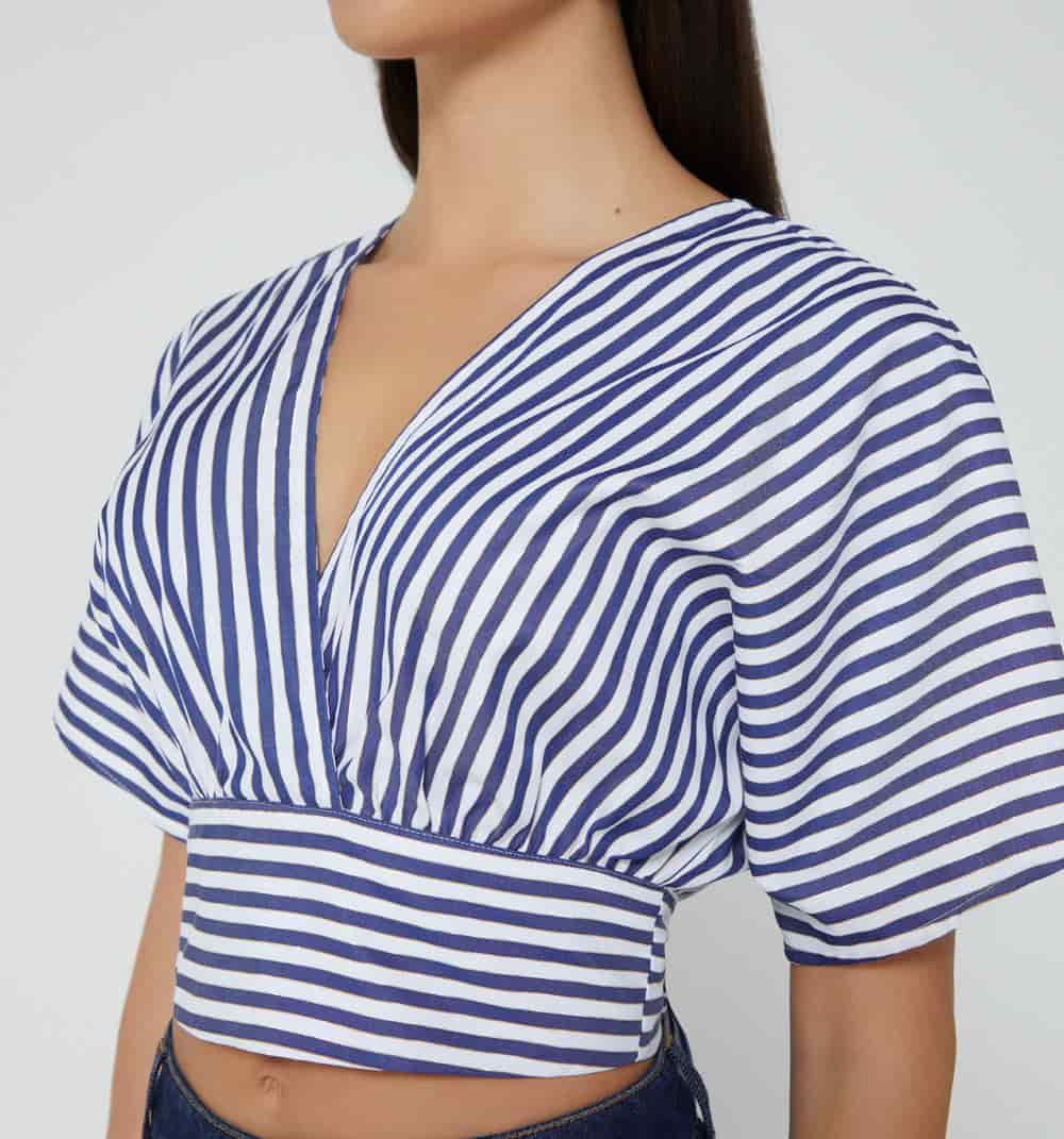 Blusa con escote cruzado - miniatura 3