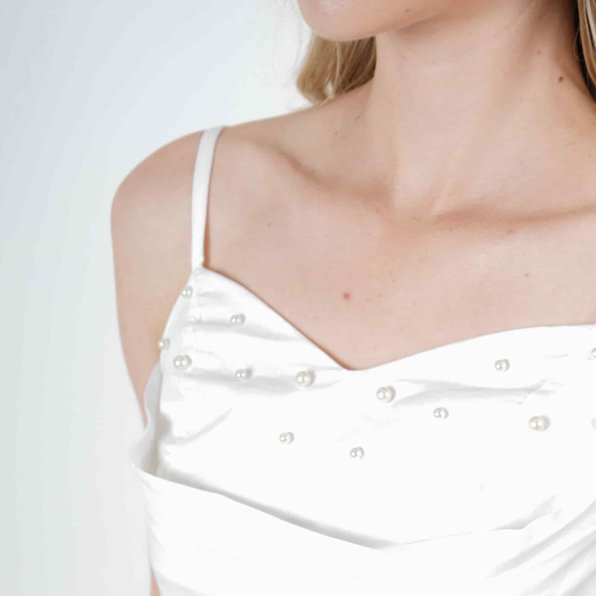 Blusa crop escote corazón de tiras con perlas - miniatura 6