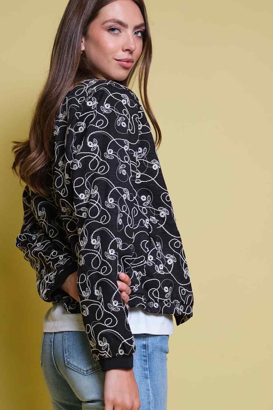 CHAQUETA BOMBER NEGRA CINTAS ALL OVER - miniatura 2