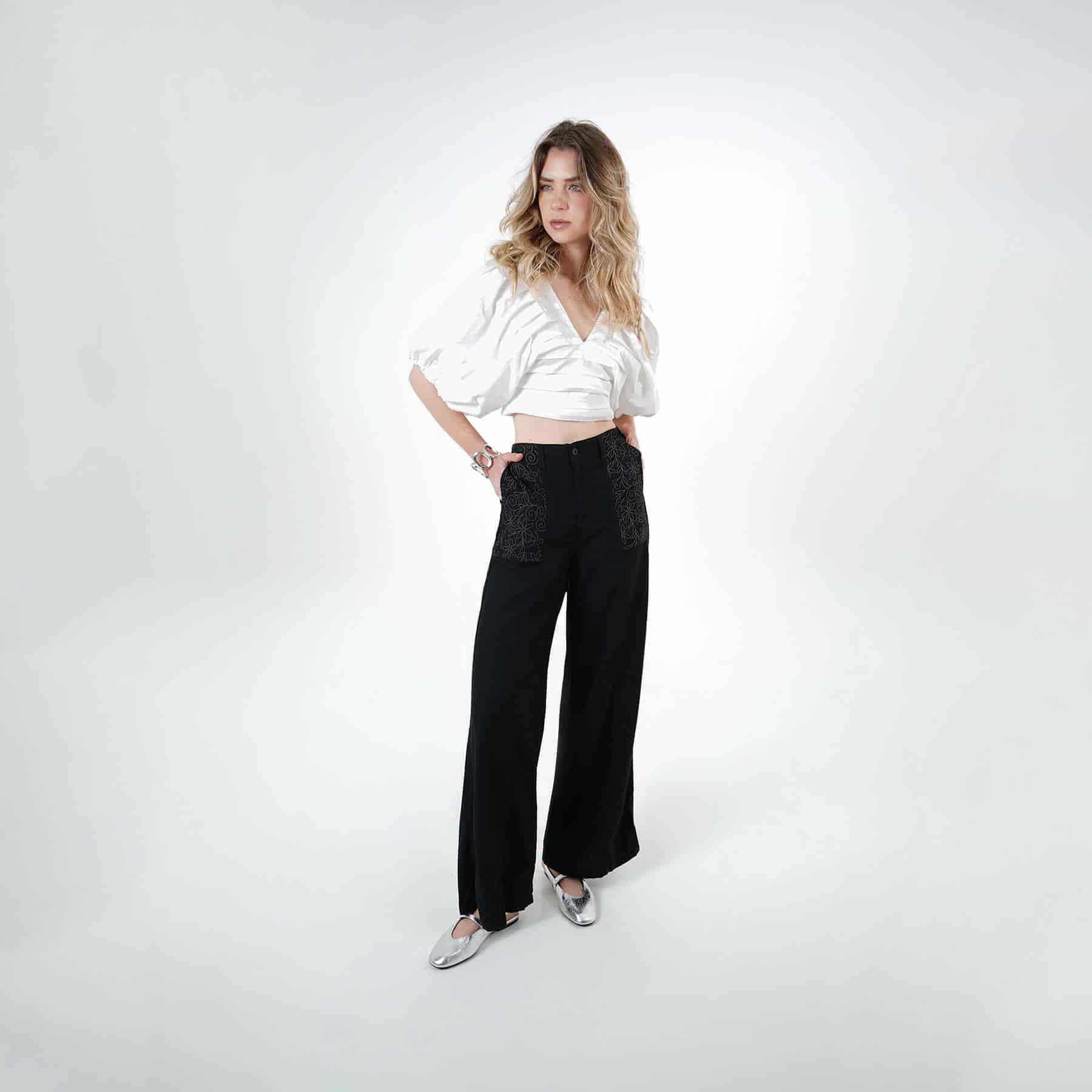 Blusa crop escote en v manga globo alforzada abierta en espalda - miniatura 9