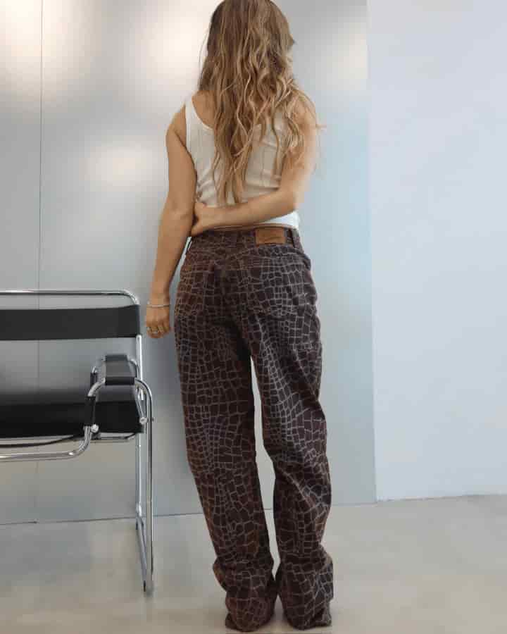 JEAN RELAXED FIT GIRAFFE PRINT CAFÉ - miniatura 4