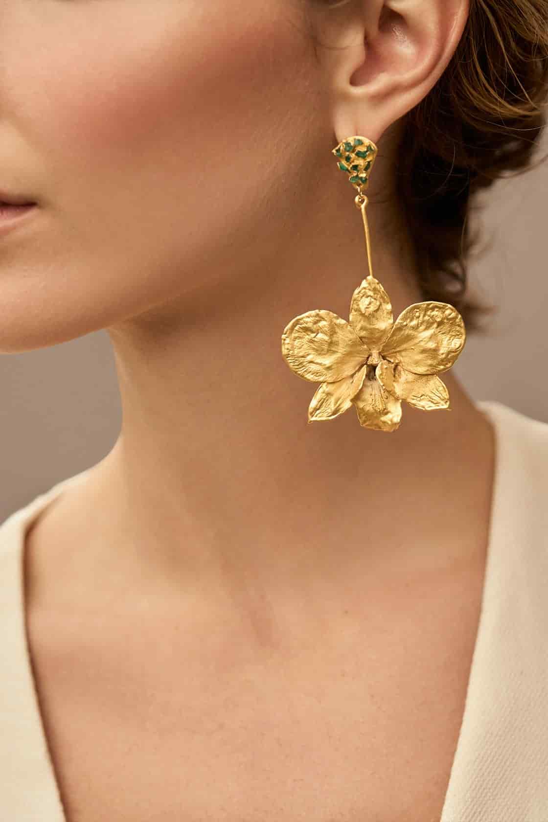 LONG DENDROBIUM ORCHIDS AND ROUGH EMERALD STUDS - miniatura 2