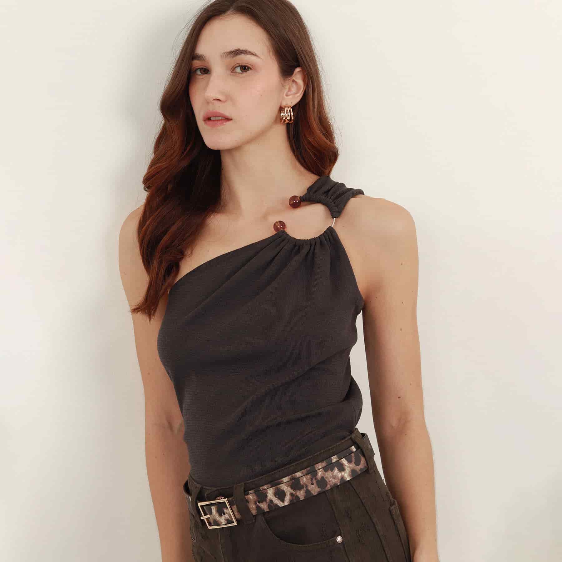 Blusa top tejido cuello asimétrico con hombro descubierto - miniatura 1