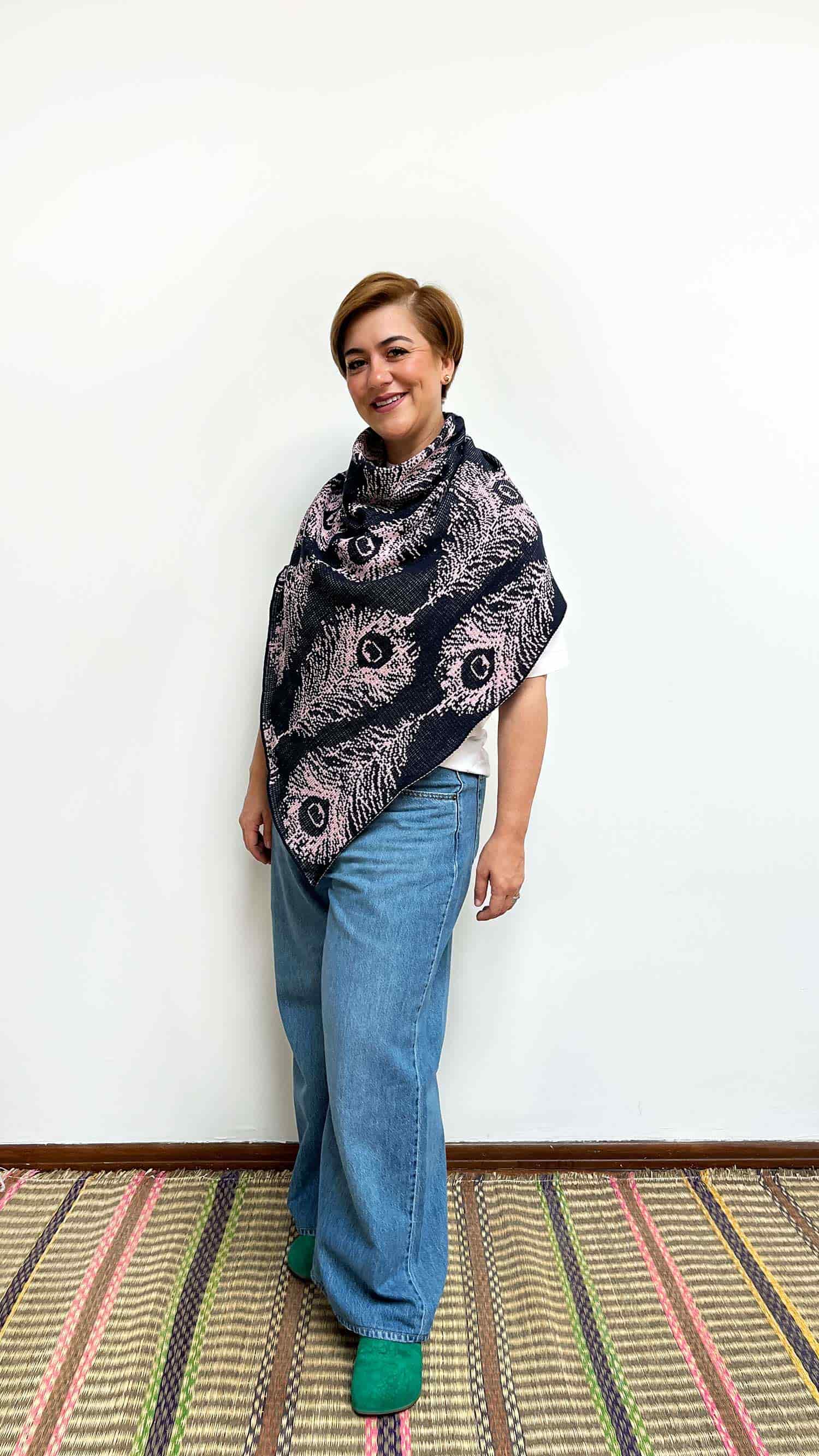 Poncho Plumas - azul oscuro y rosado - miniatura 3
